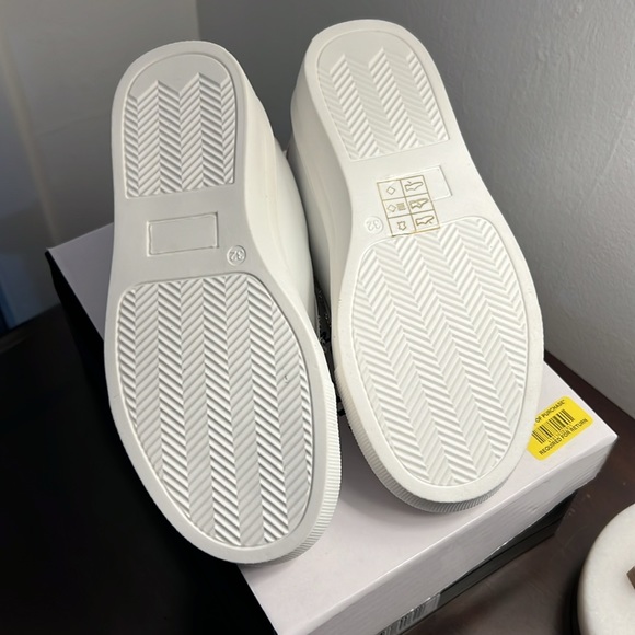 Adorable Kurt Geiger NWT girls size 1 tennis shoes - Picture 3 of 4